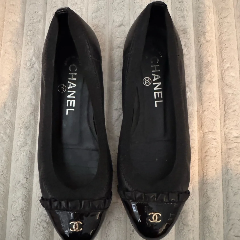 Chanel Black Women's ballerina ruffle flats Shoes